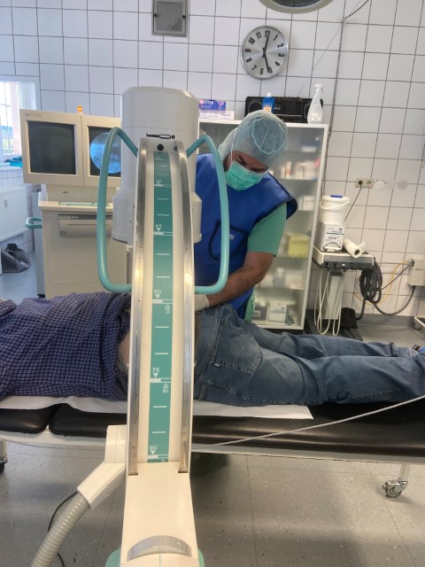 Dr. med. Mohammed Shatat bei der orthopädischen Untersuchung